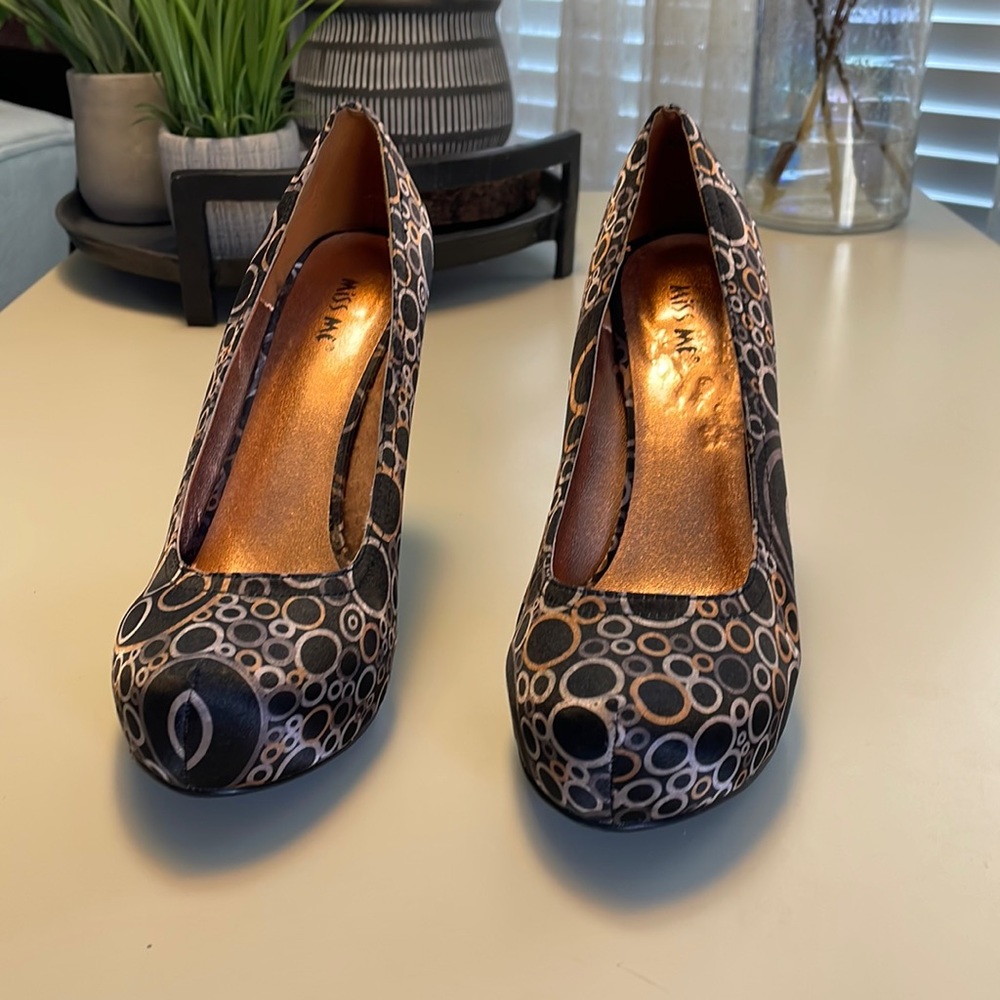 Miss Me 4.5” heels. Brow, Metallic&copper sphere design, size 7